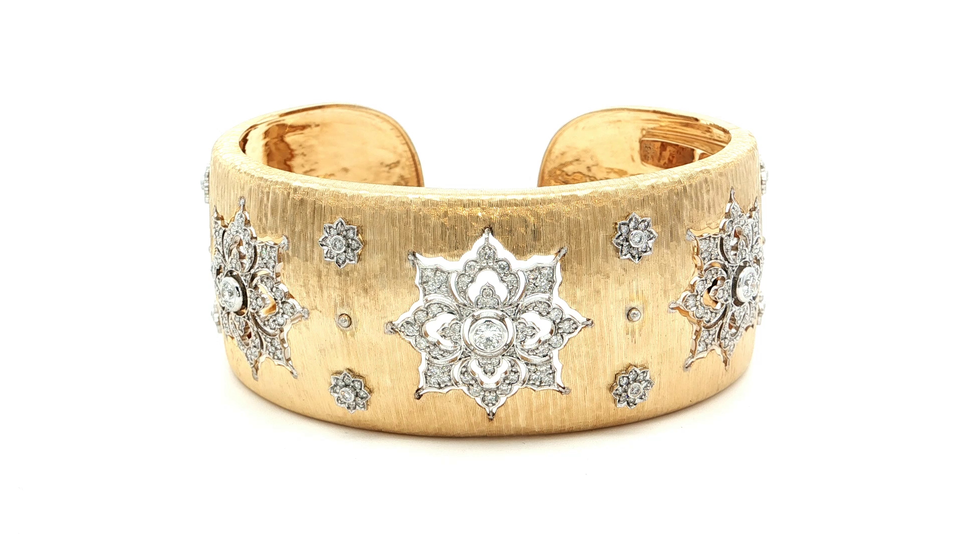 Yellow Gold Bangle with round diamonds in matte finish